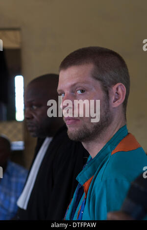 Kinshasa, RDC. 17 févr. 2014. Le verdict de Josué le français accusé du meurtre de son compagnon de cellule Tjostolv Moland devrait tomber le mercredi après que le tribunal a entendu des témoignages d'experts médicaux sur sa santé. Credit : Rey T. Byhre/Alamy Live News Banque D'Images