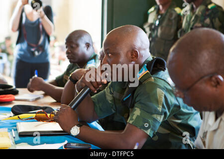 Kinshasa, RDC. 17 févr. 2014. Le verdict de Josué le français accusé du meurtre de son compagnon de cellule Tjostolv Moland devrait tomber le mercredi après que le tribunal a entendu des témoignages d'experts médicaux sur sa santé. Credit : Rey T. Byhre/Alamy Live News Banque D'Images