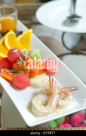 Salade d'été avec des crevettes et fruits mélangés Banque D'Images