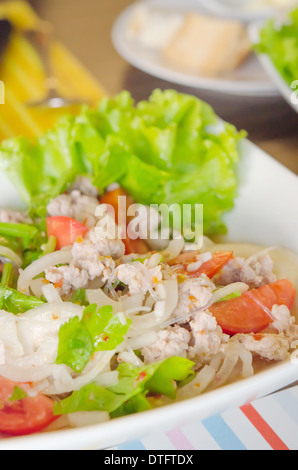 Salade épicée avec hachis de porc , Chili , vermicelles et légumes frais , Thai style alimentaire Banque D'Images