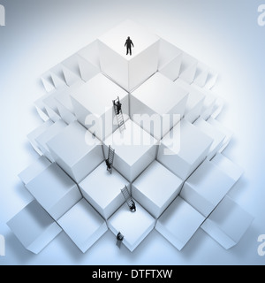 Petites gens grimper aux échelles pour atteindre le sommet. Le travail d'équipe et la concurrence concept. Banque D'Images