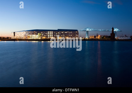 Collège de Middlesbrough, Teesside et la Transporter Bridge at Dusk Banque D'Images