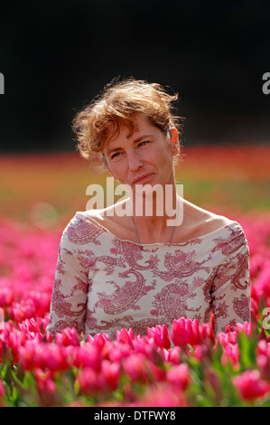 Les femmes dans un champ de tulipes près de Lisse, Hollande méridionale, Pays-Bas, Europe Banque D'Images