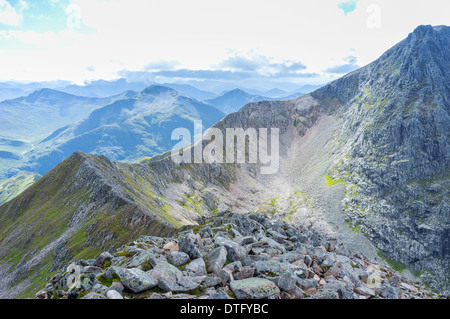 Le Carn Mor Dearg Arete précédant le sommet du Ben Nevis, l'ouest des Highlands en Écosse Banque D'Images