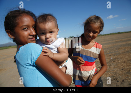 Jeunes filles posant champ, El Tanque Nicaragua Banque D'Images