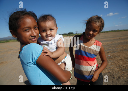 Jeunes filles posant champ, El Tanque Nicaragua Banque D'Images