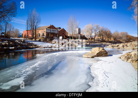 Vue d'hiver glacial de l'Arkansas River et rénové, l'steamplant SteamPlant maintenant Salida Theatre et centre de l'événement, Colorado, USA Banque D'Images