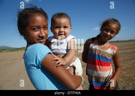 Jeunes filles posant champ, El Tanque Nicaragua Banque D'Images