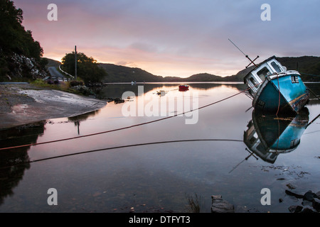 Bateau de pêche sur le Loch Nedd à Sutherland, Ecosse. Banque D'Images