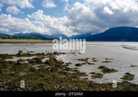 Vue sur le Loch Linnhe vers Fort William et Ben Nevis dans les Highlands écossais Banque D'Images