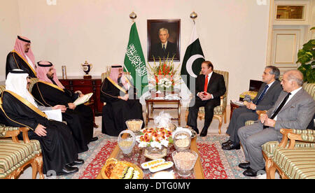 (140217) -- ISLAMABAD, le 17 février 2014 (Xinhua) -- Le présent document photo libérée par le ministère de l'information de presse (PID) montre le premier ministre pakistanais Muhammad Nawaz Sharif (R arrière) rencontre avec l'Arabie Prince Salman Bin Abdulaziz Al Saud (L'arrière), vice-premier ministre et ministre de la défense de l'Arabie Saoudite, à la maison du premier ministre à Islamabad, capitale du Pakistan, le 17 février 2014. Le Pakistan et l'Arabie saoudite a appelé lundi pour une solution rapide du conflit en Syrie selon Résolution de Genève afin de rétablir la paix et la sécurité en Syrie et empêcher l'effusion de sang du peuple frère Sy Banque D'Images