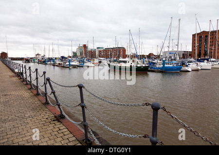 Les bateaux de la marina de Hull dans la mer Humber Kingston Upon Hull East Riding centre ville, East Yorkshire, England, UK GO Banque D'Images