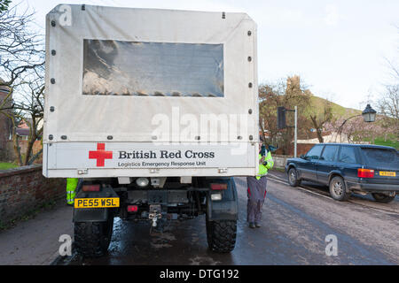 Burrowbridge, Somerset, Royaume-Uni. 16 février 2014. La Croix-Rouge britannique ont aidé avec les efforts de sauvetage dans le Somerset Levels inondations à Borrowbridge avec de nombreuses routes encore fermé et aucun signe de la décrue des eaux : Les niveaux de crédit Vie Photographie/Alamy Live News Banque D'Images