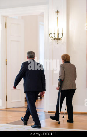 Berlin, Allemagne. Feb 17, 2014. Le Président Joachim Gauck a donné à la Ministre fédéral de l'alimentation et l'Agriculture, M. Hans-Peter Friedrich, le certificat de remise de son bureau conformément à l'article 64 à 13 de la Loi fondamentale à la proposition du chancelier et présenté à M. Christian Schmidt, le certificat de nomination à titre de ministre fédéral de l'alimentation et l'Agriculture. Credit : Goncalo Silva/NurPhoto ZUMAPRESS.com/Alamy/Live News Banque D'Images