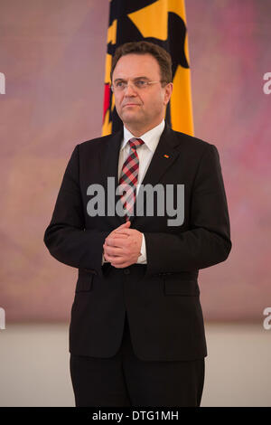 Berlin, Allemagne. Feb 17, 2014. Le Président Joachim Gauck a donné à la Ministre fédéral de l'alimentation et l'Agriculture, M. Hans-Peter Friedrich, le certificat de remise de son bureau conformément à l'article 64 à 13 de la Loi fondamentale à la proposition du chancelier et présenté à M. Christian Schmidt, le certificat de nomination à titre de ministre fédéral de l'alimentation et l'Agriculture. Credit : Goncalo Silva/NurPhoto ZUMAPRESS.com/Alamy/Live News Banque D'Images