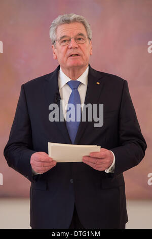 Berlin, Allemagne. Feb 17, 2014. Le Président Joachim Gauck a donné à la Ministre fédéral de l'alimentation et l'Agriculture, M. Hans-Peter Friedrich, le certificat de remise de son bureau conformément à l'article 64 à 13 de la Loi fondamentale à la proposition du chancelier et présenté à M. Christian Schmidt, le certificat de nomination à titre de ministre fédéral de l'alimentation et l'Agriculture. Credit : Goncalo Silva/NurPhoto ZUMAPRESS.com/Alamy/Live News Banque D'Images