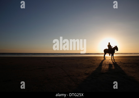 L'homme silhouette Pacific coast beach sunset, Mechapa au Nicaragua Banque D'Images