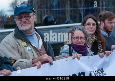 Londres, Royaume-Uni. 17 févr. 2014. . Dietrich Wagner, à gauche, s'est joint à des douzaines de militants pour protester contre le maire Boris Johnson's prévoit de présenter dans les canons à eau pour mater les manifestations de rue. Crédit : Paul Davey/Alamy Live News Banque D'Images