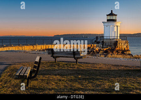 Les levers à Bug Leuchtturm à Cape Elizabeth situé au sud de Portland. Deux bancs dans le parc sont inviter à s'asseoir et profiter de la beauté des paysages. Banque D'Images