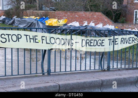 Burrowbridge, Somerset, Royaume-Uni. 16 février 2014. Une bannière placée sur le pont au-dessus de la rivière Parrett à Burrowbridge, propose une solution à long terme pour l'inondation dans le Somerset Levels Crédit : Niveaux d'habitation Photography/Alamy Live News Banque D'Images