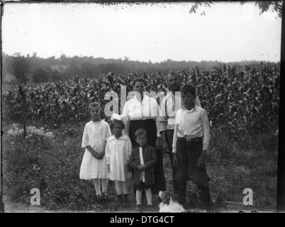 Portrait de groupe de l'homme, femme, quatre enfants et le chien par champ de maïs n.d. Banque D'Images