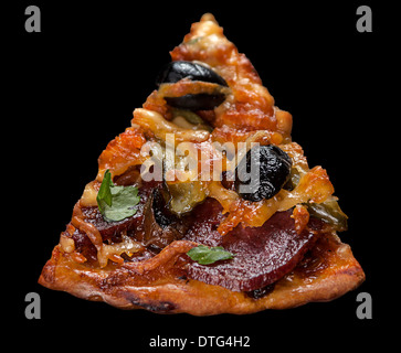 Pizza avec de la saucisse sur noir Banque D'Images