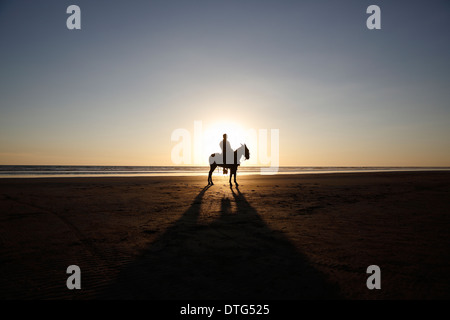 L'homme silhouette Pacific coast beach sunset, Mechapa au Nicaragua Banque D'Images