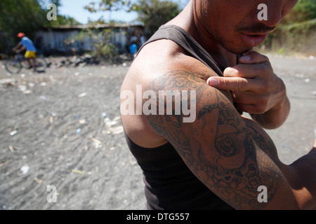Man showing tatouages, Potosi au Nicaragua Banque D'Images
