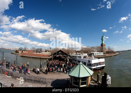 La foule la queue pour une croisière de la Statue de la Liberté Banque D'Images