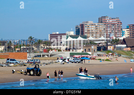 DURBAN, AFRIQUE DU SUD - 16 février 2014 : Ski voile d'être retirés de la mer par le tracteur à voile ski club à Durban, Afrique du Sud Banque D'Images