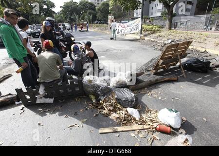 Miranda, le Venezuela. Feb 17, 2014. Les gens continuent de bloquer une rue de Caurimare, Caracas, Venezuela, le 17 février 2014. Au cours de ces soirées, des manifestants violents réunis autour du siège de la télévision vénézuélienne (VTV), d'allumer des feux dans les rues et lançant des pierres et des cocktails Molotov. Credit : AVN/Xinhua/Alamy Live News Banque D'Images