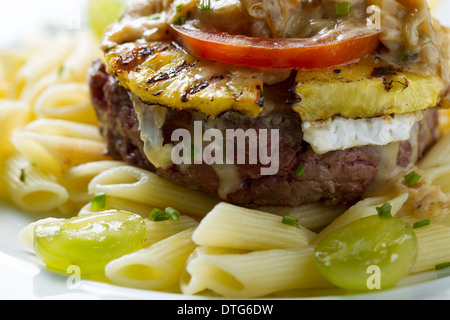 Délicieux hamburger tropical à l'ananas et les pâtes Banque D'Images