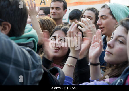 Athènes, Grèce, February 17th, 2014. La cour d'étudiants se sont réunis à l'extérieur du Pirée crier des slogans contre l'ingérence de la police dans les écoles. La police a récemment invité des étudiants de l'Keratsini lyceum pour leur poser des questions à propos d'une manifestation et a également essayé d'obtenir des informations sensibles sur des convictions politiques de leurs parents. Credit : Nikolas Georgiou/Alamy Live News Banque D'Images