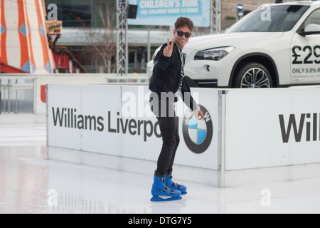 La télé-réalité star Joey Essex donne un signe de la paix alors que le patinage sur glace à Liverpool. Banque D'Images