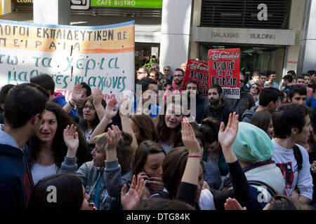 Athènes, Grèce, February 17th, 2014. La cour d'étudiants se sont réunis à l'extérieur du Pirée crier des slogans contre l'ingérence de la police dans les écoles. La police a récemment invité des étudiants de l'Keratsini lyceum pour leur poser des questions à propos d'une manifestation et a également essayé d'obtenir des informations sensibles sur des convictions politiques de leurs parents. Credit : Nikolas Georgiou/Alamy Live News Banque D'Images