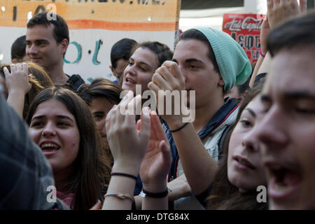 Athènes, Grèce, February 17th, 2014. La cour d'étudiants se sont réunis à l'extérieur du Pirée crier des slogans contre l'ingérence de la police dans les écoles. La police a récemment invité des étudiants de l'Keratsini lyceum pour leur poser des questions à propos d'une manifestation et a également essayé d'obtenir des informations sensibles sur des convictions politiques de leurs parents. Credit : Nikolas Georgiou/Alamy Live News Banque D'Images