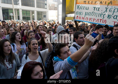 Athènes, Grèce, February 17th, 2014. La cour d'étudiants se sont réunis à l'extérieur du Pirée crier des slogans contre l'ingérence de la police dans les écoles. La police a récemment invité des étudiants de l'Keratsini lyceum pour leur poser des questions à propos d'une manifestation et a également essayé d'obtenir des informations sensibles sur des convictions politiques de leurs parents. Credit : Nikolas Georgiou/Alamy Live News Banque D'Images