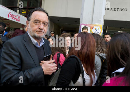 Athènes, Grèce, February 17th, 2014. La cour d'étudiants se sont réunis à l'extérieur du Pirée crier des slogans contre l'ingérence de la police dans les écoles. La police a récemment invité des étudiants de l'Keratsini lyceum pour leur poser des questions à propos d'une manifestation et a également essayé d'obtenir des informations sensibles sur des convictions politiques de leurs parents. Credit : Nikolas Georgiou/Alamy Live News Banque D'Images