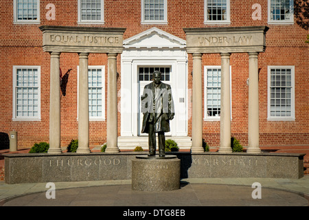 Thurgood Marshall Memorial avec colonnes avec l'égalité devant la justice et en vertu de la Loi gravée de chaque côté. Thurgood Marshall est le premier Afro-américain à être nommé juge à la Cour suprême des États-Unis. Il était aussi un activiste des droits civils. Le monument est situé dans le centre commercial Les avocats savent aussi que la State House Square, à Annapolis, Maryland. Banque D'Images