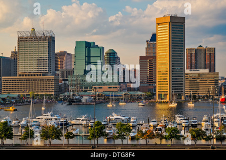 Le Baltimore Inner Harbor Skyline peu avant le coucher du soleil, vue de la colline parlementaire fédérale à Baltimore, Maryland. Banque D'Images