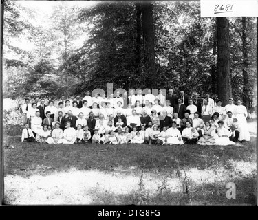 Cette photographie capture la réunion de la famille Douglas en 1908, mettant en vedette des membres de la famille dans un portrait de groupe. La photo donne un aperçu de la vie familiale et des traditions américaines du début du XXe siècle, avec des individus vêtus de vêtements d'époque. La signification historique réside dans sa documentation des rassemblements familiaux à cette époque. Banque D'Images