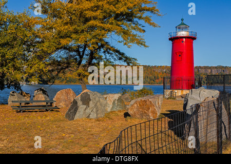 La Jeffrey's Hook Lighthouse a également appelé le phare rouge qui se trouve en dessous du pont George Washington à New York City, New York. Dans l'arrière-plan le New Jersey déclenche, montrant les couleurs de l'automne. Banque D'Images