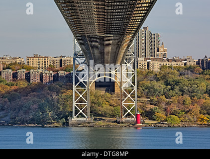 Une vue de dessous le pont George Washington Bridge (GW) également appelé au grand pont gris à l'horizon de la ville de New York et de Jeffrey's Hook Lighthouse a également appelé le phare rouge. Cette image est la version couleur. Banque D'Images