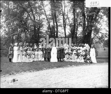 Portrait de groupe de la troupe de performance au Western College sur la Journée de l'arbre 1903 Banque D'Images