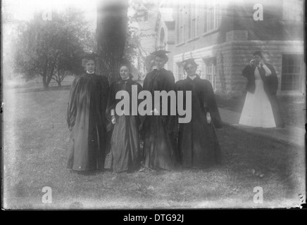 Portrait de groupe de femmes en casquettes et robes au Western College, commémorant les cérémonies de remise des diplômes. Cette image souligne le rôle de l'éducation et de l'enseignement supérieur des femmes au cours de cette période historique. Banque D'Images