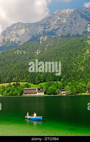 Couple en bateau à rames sur le lac Hintersee, parc national de Berchtesgaden, en Bavière, Allemagne Banque D'Images