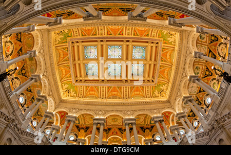 Vue de l'est de la grande salle de l'intérieur de la Bibliothèque du Congrès des Etats-Unis vers le plafond. Banque D'Images