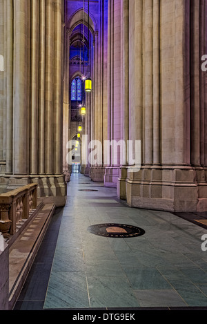 Saint John The Divine cathédrale néogothique massives colonnes. Saint John est la plus grande cathédrale et la quatrième plus grande église du monde. Il est situé à Amsterdam Avenue dans le quartier de Morningside Heights à New York City, New York. Banque D'Images