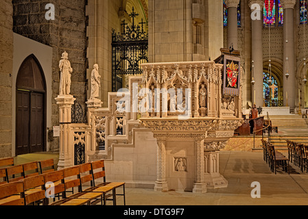 La Cathédrale Saint John The Divine's ornate vue de l'architecture complexe de la chaire. Banque D'Images