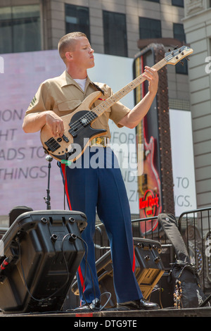 Le sergent Marine guitariste électrique joue sur la scène de Times Square au cours de la Semaine de la flotte de la ville de New York. Banque D'Images
